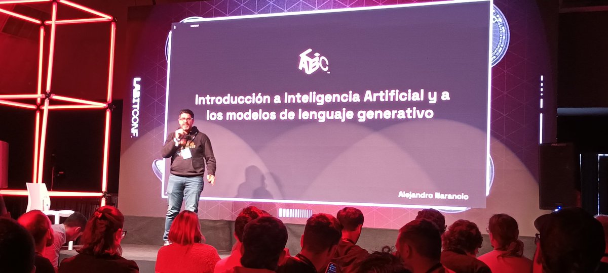 Tremendo <a href="/anarancio/">Alejandro Narancio</a> hablando de #Transformers en <a href="/labitconf/">LABITCONF</a>