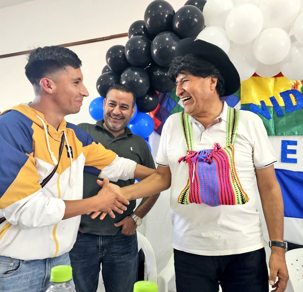 evoespueblo's tweet photo. Es importante implementar programas productivos para que vivir en el campo sea sostenible, implementar el programa de Mi Riego, Luz, Agua y alcantarillado y todos los servicios básicos.

Fue grato el recibimiento de nuestros hermanos de Valle Grande, pueblo inmortal y con mucha historia donde falleció nuestro gran líder revolucionario Che Guevara, llena de gente amable solidaria.

Nuestros talleres de formación política, tienen el objetivo de recordar nuestra historia y mantener firme nuestra convicción ideológica.