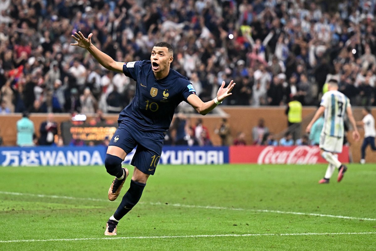 ActuFoot_'s tweet image. Triplé de Kylian Mbappé...