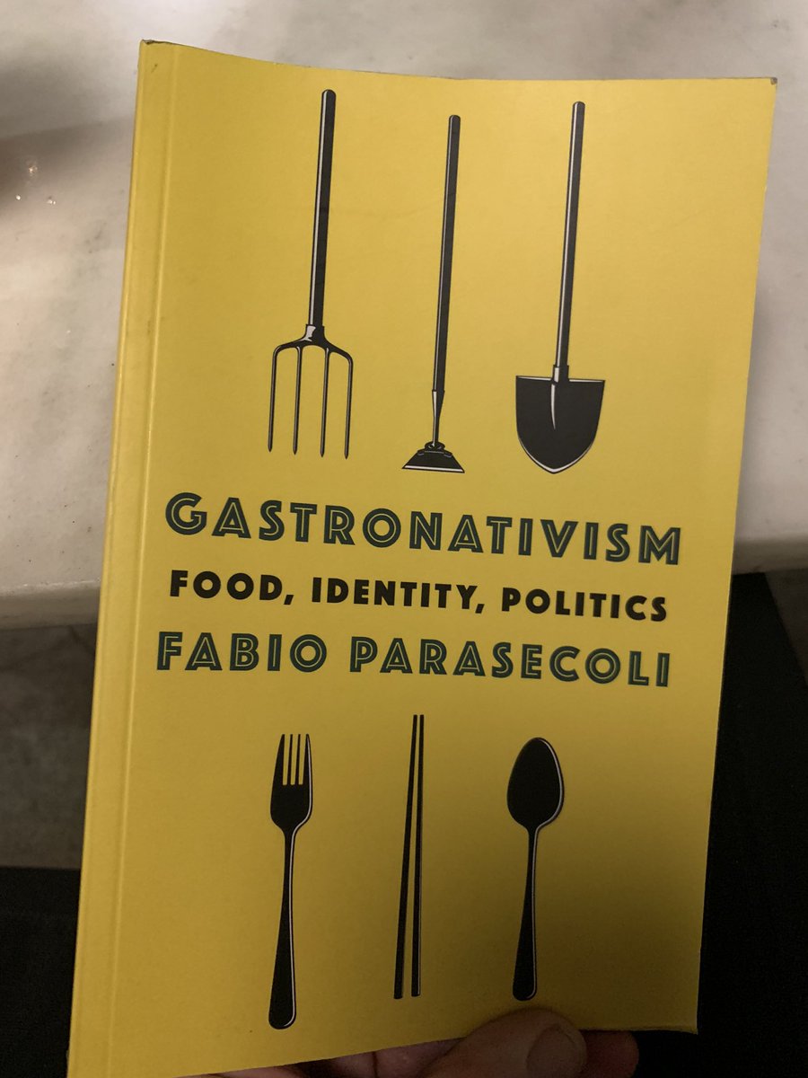 ana_islas's tweet photo. Qué pintón el libro de #Gastroactivism de #FabioParasecoli. Gracias, @librosalabrasa por la recomendación. Lo encontré en @LaCentralBcn del #Raval. En donde, seguramente, gracias a la curaduría de Nacho Borraz, encontré hace unos años el librazo de @MonikaBrindisa, #Brindisa. 💎 https://t.co/i75gORoFsd