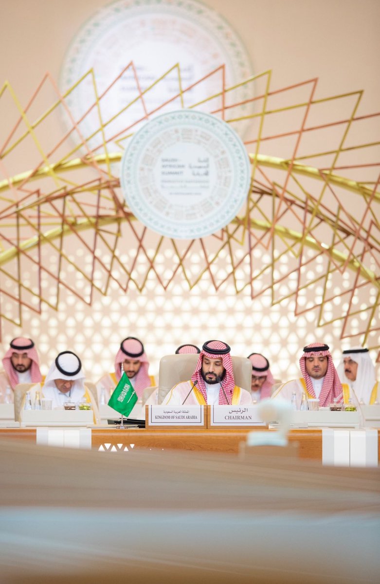 يختال فيك المجد يا سيد المجد
من حد شرق الكون لا حد غربه
حتى مسافاتك مدى ما لها حد
يا فارس يفرح بممشاه دربه
فيك ابتهاج الملك وأصالة الجد
والبشت محراب له المجد قبه.
 #قمه_عربيه_اسلاميه_بالسعوديه