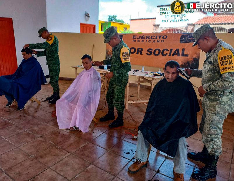 Defensamx1's tweet image. ¡Nuestro compromiso es con el pueblo de México!

Compañeros de la #39ZonaMilitar del #EjércitoMexicano realizaron actividades de #Laborsocial con consultas médicas y cortes de cabello en beneficio de los habitantes de #BellaVista #Chiapas.

#EjércitoMexicano…