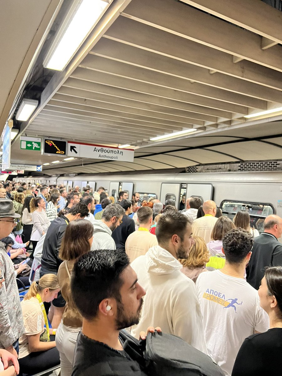 johnk_par's tweet photo. @athenstransport Λογικά αν δεν είχε Μαραθώνιο, θα είχατε δρομολόγια ανά μισάωρο. Ντροπη σας. Δρομολογια ανα 10+λεπτο, εχουν μπλοκάρει οι αποβαθρες. https://t.co/DnRAoYsqpr