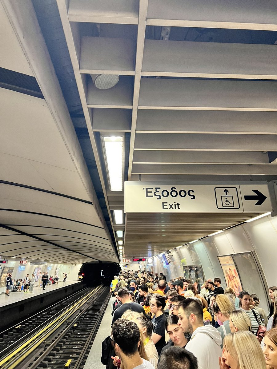 johnk_par's tweet photo. @athenstransport Λογικά αν δεν είχε Μαραθώνιο, θα είχατε δρομολόγια ανά μισάωρο. Ντροπη σας. Δρομολογια ανα 10+λεπτο, εχουν μπλοκάρει οι αποβαθρες. https://t.co/DnRAoYsqpr
