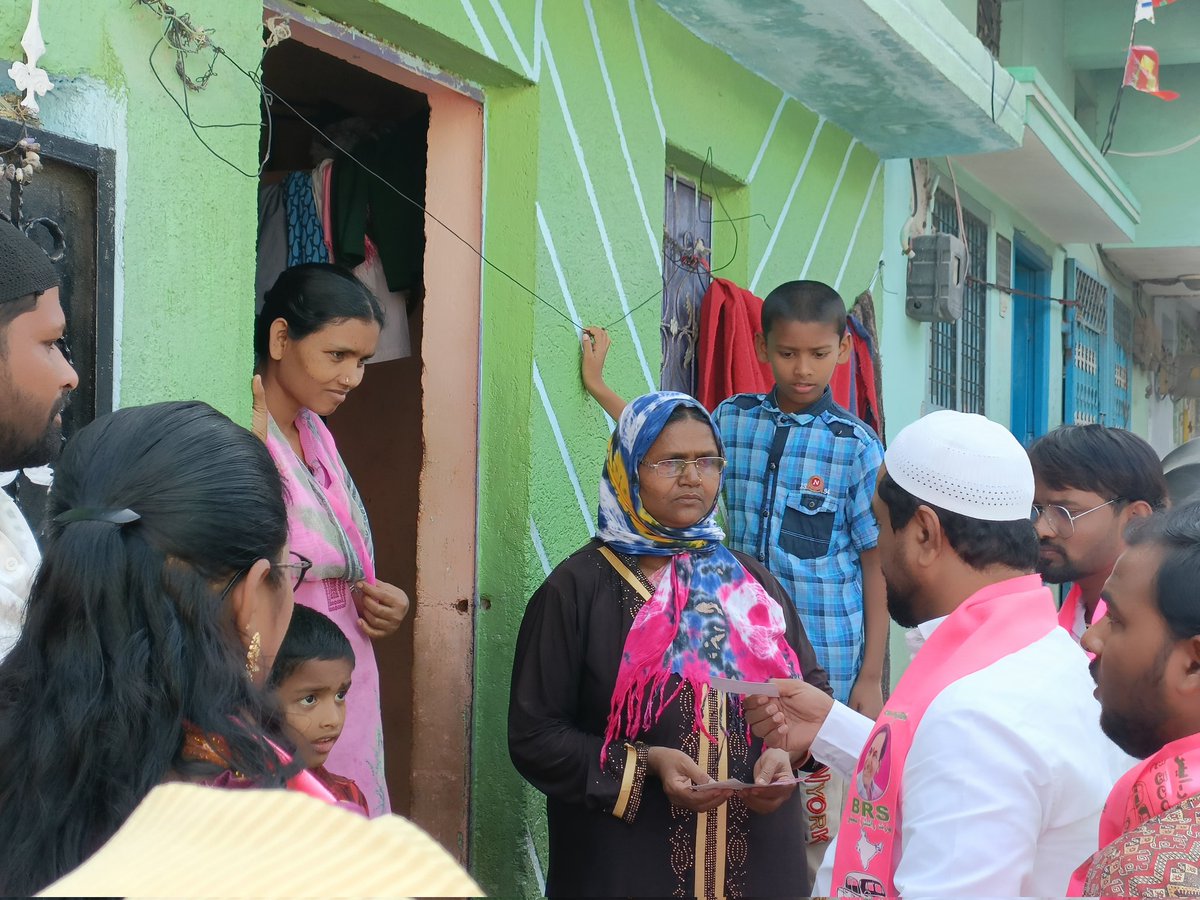 #11-11-2023  #Door_to_Door_Campaigning
BRS Party Bahadurpura MLA Candidate Mir Inayath Ali Baqri along with BRS Party Leaders participated in Door to Door Election Campaigning padyatra in Farooq Nagar,Fatima Nagar,Habeeb Nagar,Mustafa Nagar,Vattepally under 69-Bahadurpura