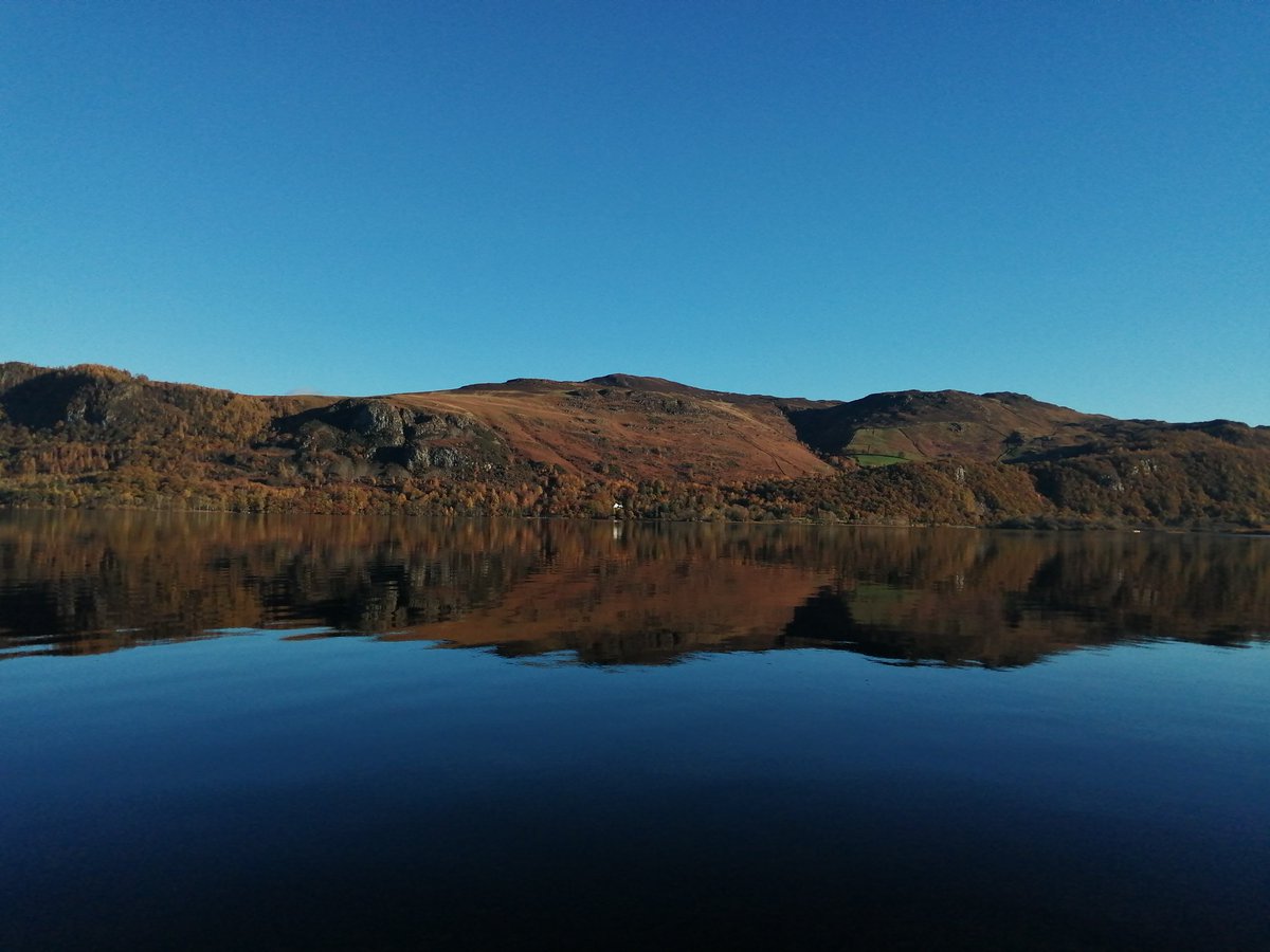 Absolutely stunning today...
The sky, the reflections and the Autumnal colours 💙 🍁 #Derwentwater #keswick #LakeDistrict #Cumbria