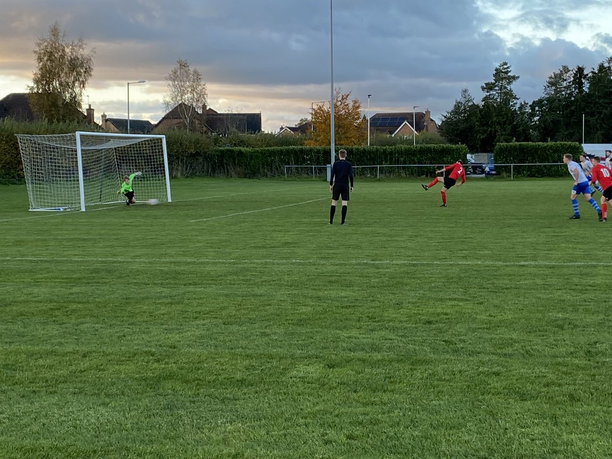 An exciting ⁦@MinsterFootball⁩ Division 1 clash today as 3rd placed ⁦@PockTownAFC⁩ hosted 2nd placed ⁦@PollingtonFC⁩ . The sun was shinning on a lovely autumn afternoon and a late penalty for Pocklington ensured honours were shared after a thrilling 2-2 draw.