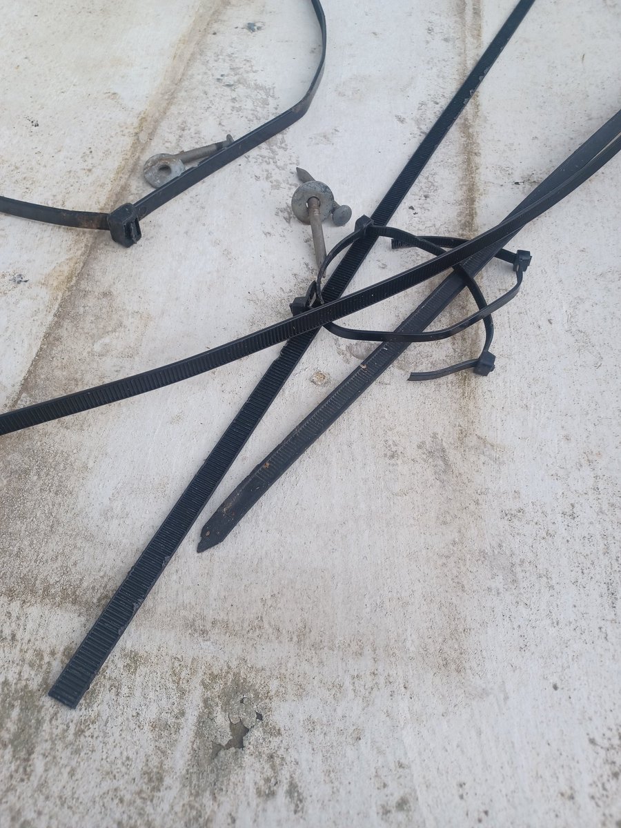 Hey <a href="/CarillionComms/">Carillion Comms</a> Don't worry,  I cleared up and recycled the  #plastic &amp; #metal  mess your engineers left on Avenue Road,  Wimborne the other night after they finished moving some cables.
