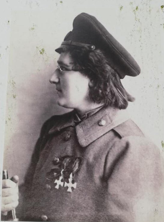 Līna Čanka kļuva par strēlnieku ar sava mirušā brāļa dokumentiem kā Jānis Čanka. Cīnījusies Ziemassvētku kaujās, Nāves salā un vēlāk Latvijas armijā par neatkarību. Saņēmusi Sv. Jura krustu un Lāčplēša kara ordeni. Pēc kara apprecējās, Otrajā Pasaules karā palīdzēja ievainotiem