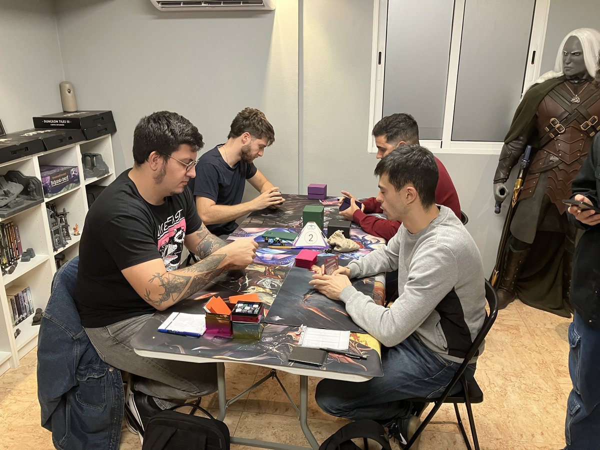 Empieza el top4 del RCQ de Modern en Khanbarrilete, balo la atenta mirada de Drizzt Do’urden, nuestro juez auxiliar  💪🏼💪🏼 <a href="/wizards_magic/">Magic: The Gathering</a> <a href="/wizards_magicES/">Magic: the Gathering - Español</a> <a href="/PTQs_Spain/">PTQs España</a>