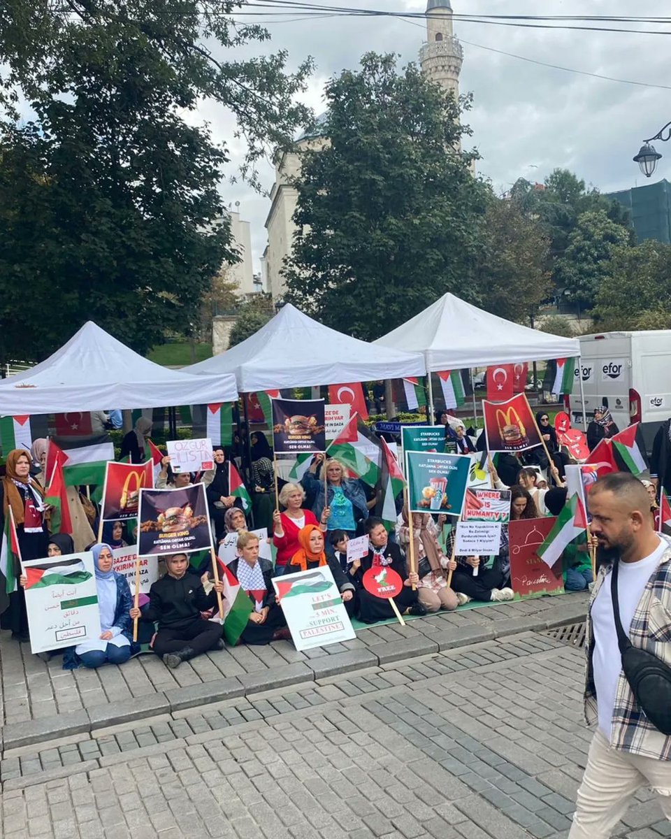 SibellYagmurr's tweet photo. 📌Sultanahmet Meydanı

Uluslararası hukuku yok sayarak dünyanın gözü önünde İsrail, Gazze'deki insanlık dışı saldırılarına devam ediyor. Buna karşı durmak için bugün
#filistinlikadınlarladayanışmainisiyatifi 'nin oturma eylemine destek olduk. https://t.co/fqh8YpL75z