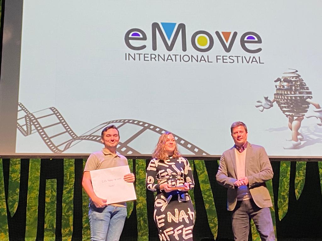 fsie_nacional's tweet photo. 🏆🎓 🎬 Esta mañana, #FSIE asiste y participa en la entrega de premios de la 8a Edición del Festival Internacional Escolar y Universitario de las Artes Audiovisuales, organizado por #eMoveFestival. 👏Representando a FSIE, @ChemaMfsie, secretario de Formación.
#SomosFSIE🍀 https://t.co/DweOpqzYm8