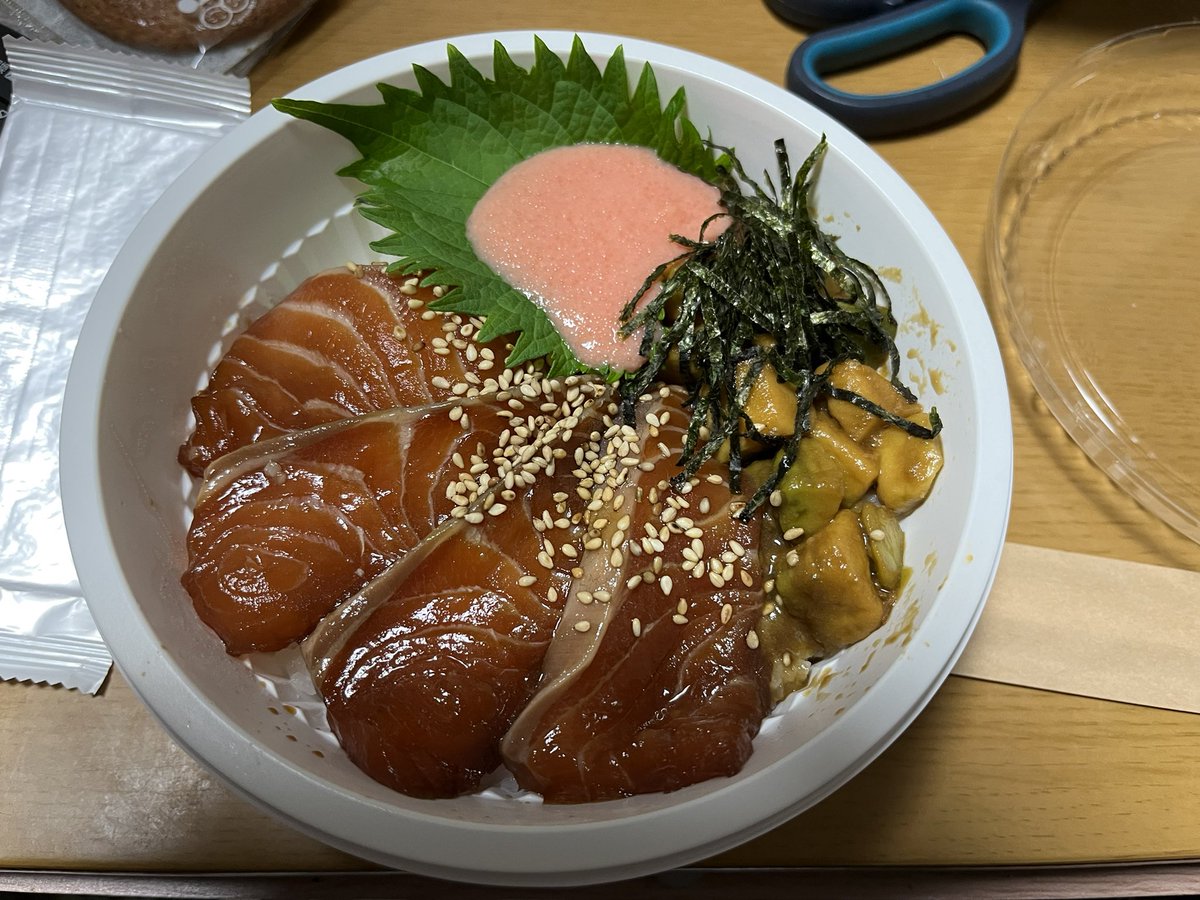 TuyamaMachi_99's tweet image. うまうまぁ〜。サーモンアボガド丼。
お持ち帰りでAKIRAに頼みました。私は山葵が好きだから、山葵追加しました。
また今度お邪魔します🥺🙏
#overlap
#AKIRA飯