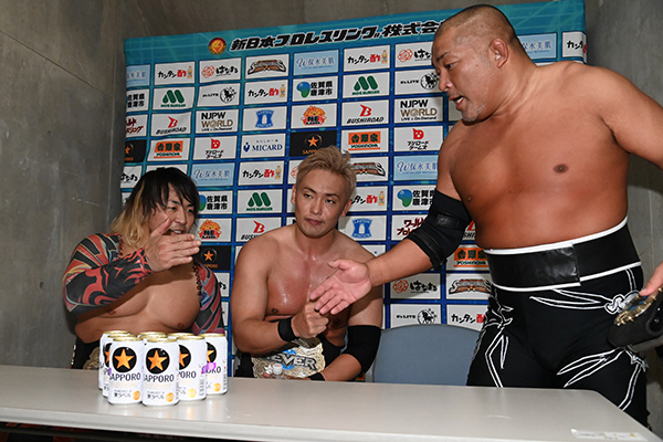 njpw1972's tweet photo. ①NEVER6人タッグ防衛後のバックステージ
②王者組に成田が11.17山形大会で本間＆成田＆田口組のタイトル戦を要求
③本間も「挑戦させて下さい」と申し出、田口も加勢
④オカダは「防衛回数、稼ぎたい訳じゃない」「意味があるかどうかわからない」と気乗り薄だが…

全文は
https://t.co/SoSztL37kQ https://t.co/4lUIFyuOws