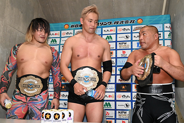 njpw1972's tweet photo. ①NEVER6人タッグ防衛後のバックステージ
②王者組に成田が11.17山形大会で本間＆成田＆田口組のタイトル戦を要求
③本間も「挑戦させて下さい」と申し出、田口も加勢
④オカダは「防衛回数、稼ぎたい訳じゃない」「意味があるかどうかわからない」と気乗り薄だが…

全文は
https://t.co/SoSztL37kQ https://t.co/4lUIFyuOws