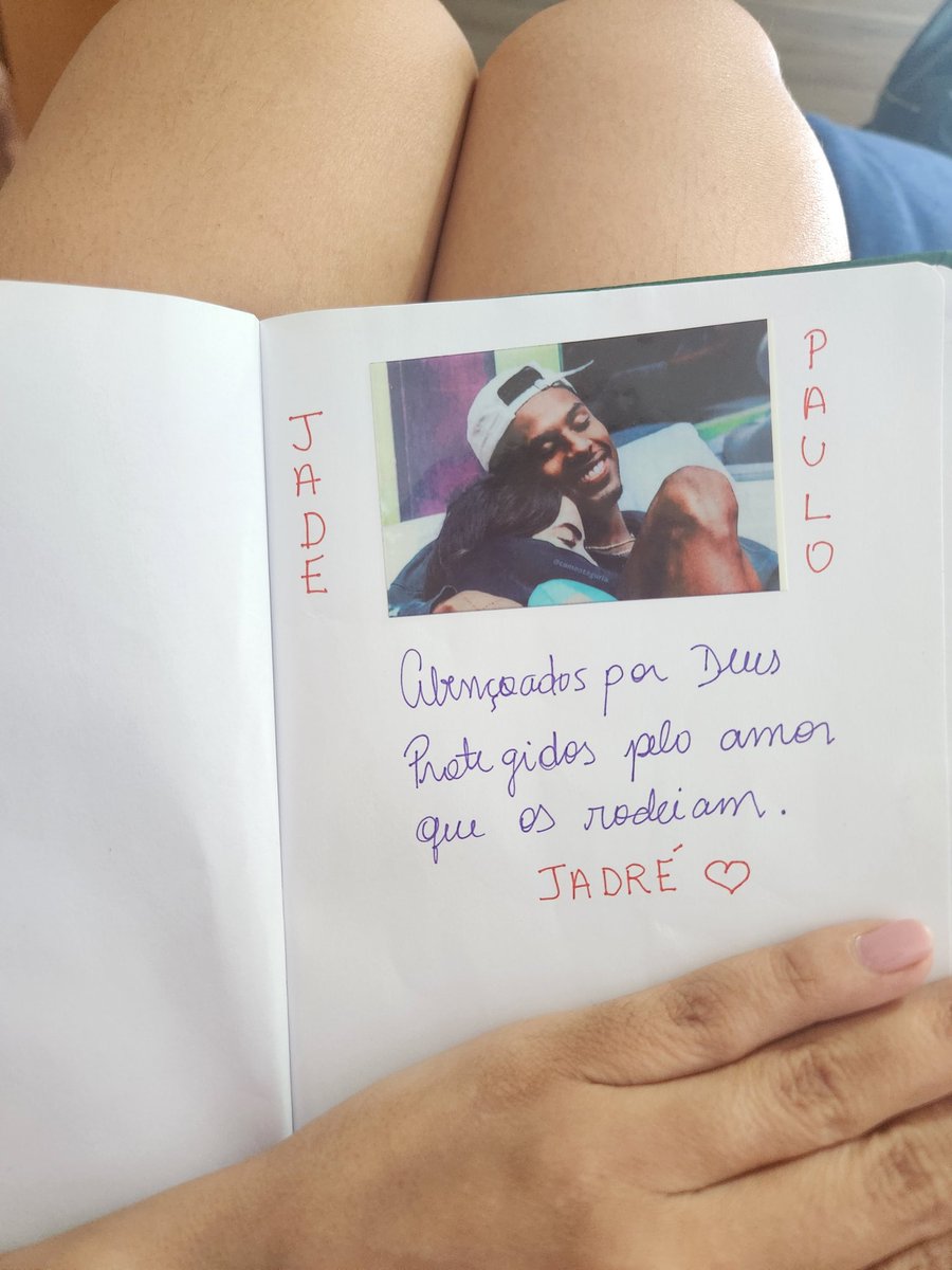 iambocaaberta's tweet photo. Hj, dia de portal energético, fui reler meu caderno de gratidão e manifestação,  quando me deparo com essa foto. Gratidão eterna por ter conhecido vocês 🤍 https://t.co/nz6LNv6SF6