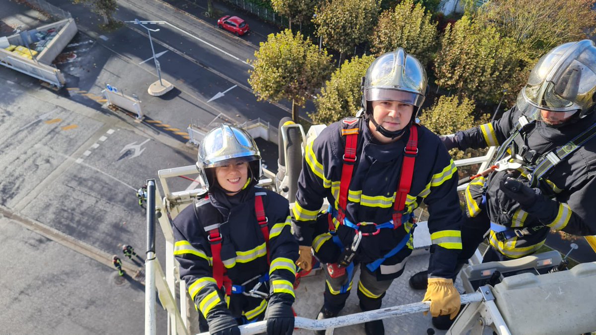 SDIS51's tweet photo. Au centre d’incendie et de secours mixte (CISM) de Reims Marchandeau, les personnels des services de santé et de secours médical (SSSM) (infirmiers, pharmaciens, médecins…) des SDIS 08, 10, 57, 78, 88, 95 sont venus découvrir le temps d’une journée, le métier de sapeurs-pompiers https://t.co/kMflk4sO2L