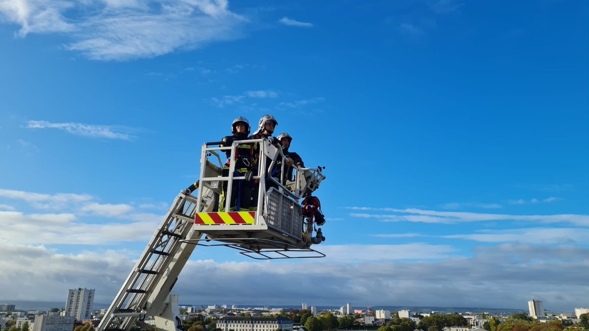 SDIS51's tweet photo. Au centre d’incendie et de secours mixte (CISM) de Reims Marchandeau, les personnels des services de santé et de secours médical (SSSM) (infirmiers, pharmaciens, médecins…) des SDIS 08, 10, 57, 78, 88, 95 sont venus découvrir le temps d’une journée, le métier de sapeurs-pompiers https://t.co/kMflk4sO2L