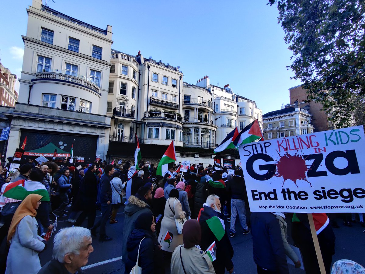 mcneilwillson's tweet photo. Hyde Park is a sea of red, green, black and white.

Absolutely incredible numbers and noise, and a wonderful atmosphere of hope and unity.

London demands #CeasefireNOW https://t.co/Ch1Pw333IB