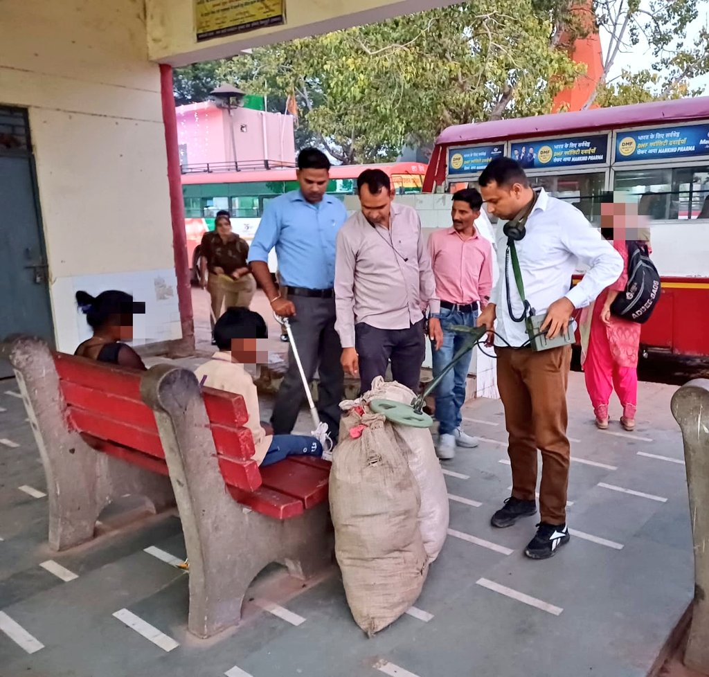 Etahpolice's tweet photo. #NewsEtahPolice
एटा– त्यौहारों के अवसर पर एसएसपी एटा के निर्देशन में जनपद के रोडवेज बस स्टैंड पर चलाया गया चैकिंग अभियान, डॉग स्क्वायड सहित कराई गई सघन चेकिंग,अनावश्यक रूप से खड़े लोगों को दी सख्त हिदायत। त्योहारों की दृष्टिगत जनपदीय पुलिस द्वारा सतर्क दृष्टि बनाई जा रही है। https://t.co/G8OmWjoPGP
