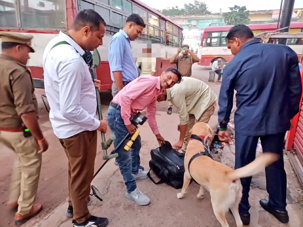 Etahpolice's tweet photo. #NewsEtahPolice
एटा– त्यौहारों के अवसर पर एसएसपी एटा के निर्देशन में जनपद के रोडवेज बस स्टैंड पर चलाया गया चैकिंग अभियान, डॉग स्क्वायड सहित कराई गई सघन चेकिंग,अनावश्यक रूप से खड़े लोगों को दी सख्त हिदायत। त्योहारों की दृष्टिगत जनपदीय पुलिस द्वारा सतर्क दृष्टि बनाई जा रही है। https://t.co/G8OmWjoPGP