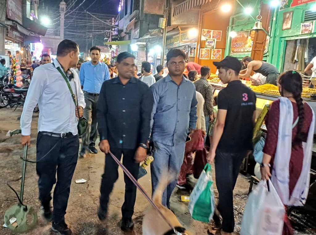 Etahpolice's tweet photo. #NewsEtahPolice
एटा– त्यौहारों के अवसर पर एसएसपी एटा के निर्देशन में जनपद के रोडवेज बस स्टैंड पर चलाया गया चैकिंग अभियान, डॉग स्क्वायड सहित कराई गई सघन चेकिंग,अनावश्यक रूप से खड़े लोगों को दी सख्त हिदायत। त्योहारों की दृष्टिगत जनपदीय पुलिस द्वारा सतर्क दृष्टि बनाई जा रही है। https://t.co/G8OmWjoPGP