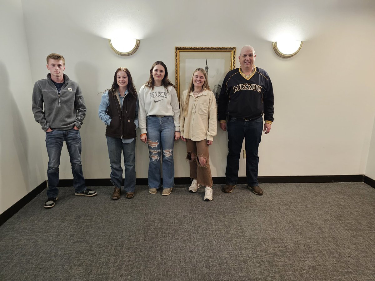 MysteryCafe_Ind's tweet photo. In this story the folks were told they were to have their picture taken but they were to die instead. See them have fun by falling to the ground. Notice one of them ends up lying on another.
It’s fun. Come for the fun.
#indytheater #indianapolis #thingstodoinindy #murdermystery https://t.co/xsorJfiFdQ