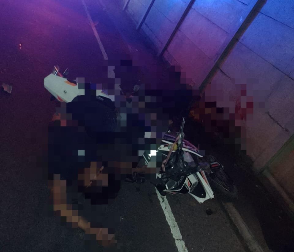 #Nacionales | El acompañante de un motociclista falleció esta madrugada, luego de que chocaran en calle a Jayaque, a la altura de Sacacoyo, La Libertad. Ambos se trasladaban ebrios.