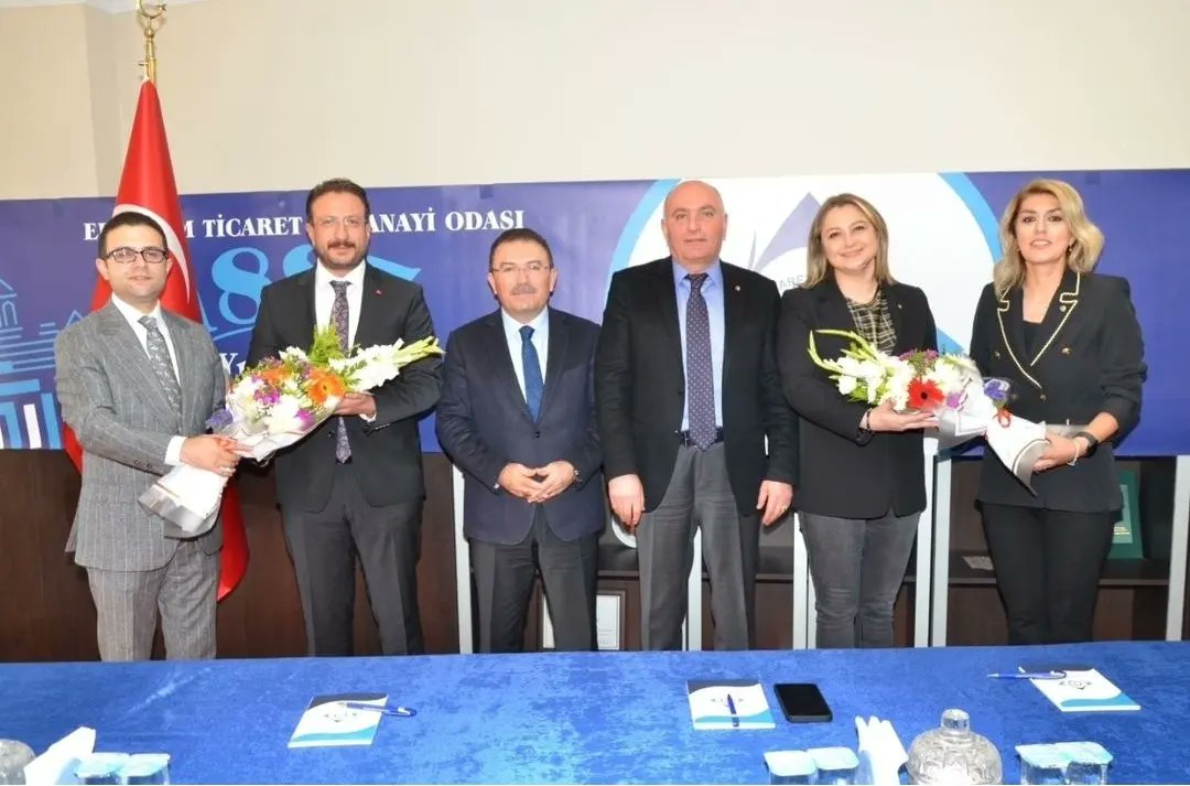 TOBB Erzurum KGK ve GGK icra komitesi secimleri ETSO da yapildi.Devir-teslim törenine AK Parti Erzurum milletvekili Selami Altinok ve ETSO yön.kur.baskani Saim Özakalin da katildi.Feride Eda Çalıkuşu görevini M.Kubra Alioğullarina devretti.