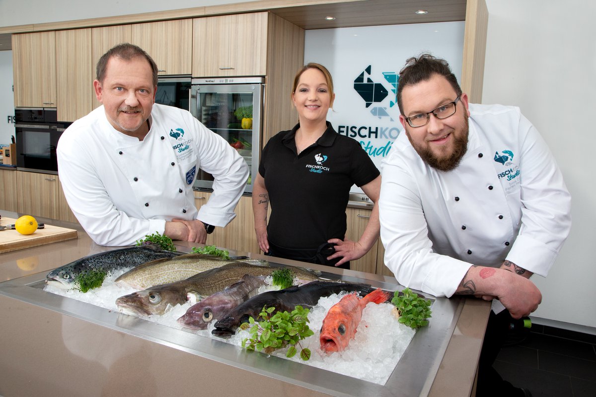 Ob geräuchert, gebraten, gekocht oder mariniert. Besucht einer der tollen #kochshows oder -kurse im #fischkochstudio und genießt im Anschluss daran das tolle #fischbuffet. 🍴  
Weitere Infos unter: schaufenster-fischereihafen.de  
#bremerhaven #bremerhavenerleben #hafen #fisch #genuss