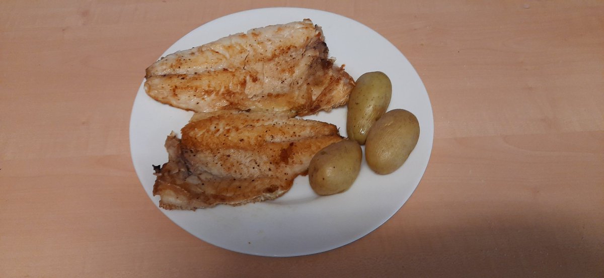 Dani_Wolf20's tweet image. Buenas tardes y buen sábado, hoy toca Pargo a la sartén con patatas baby 😅😋 Dos Pargos medianos, se filetean, cabezas y espinas también se aprovecha. Sal y pimienta blanca molida y un poco de aceite, las 🥔🥔 salpimentadas.Hay que comer pescado 🐟 🥰 😋 #Pargo #Pesca #Fishing