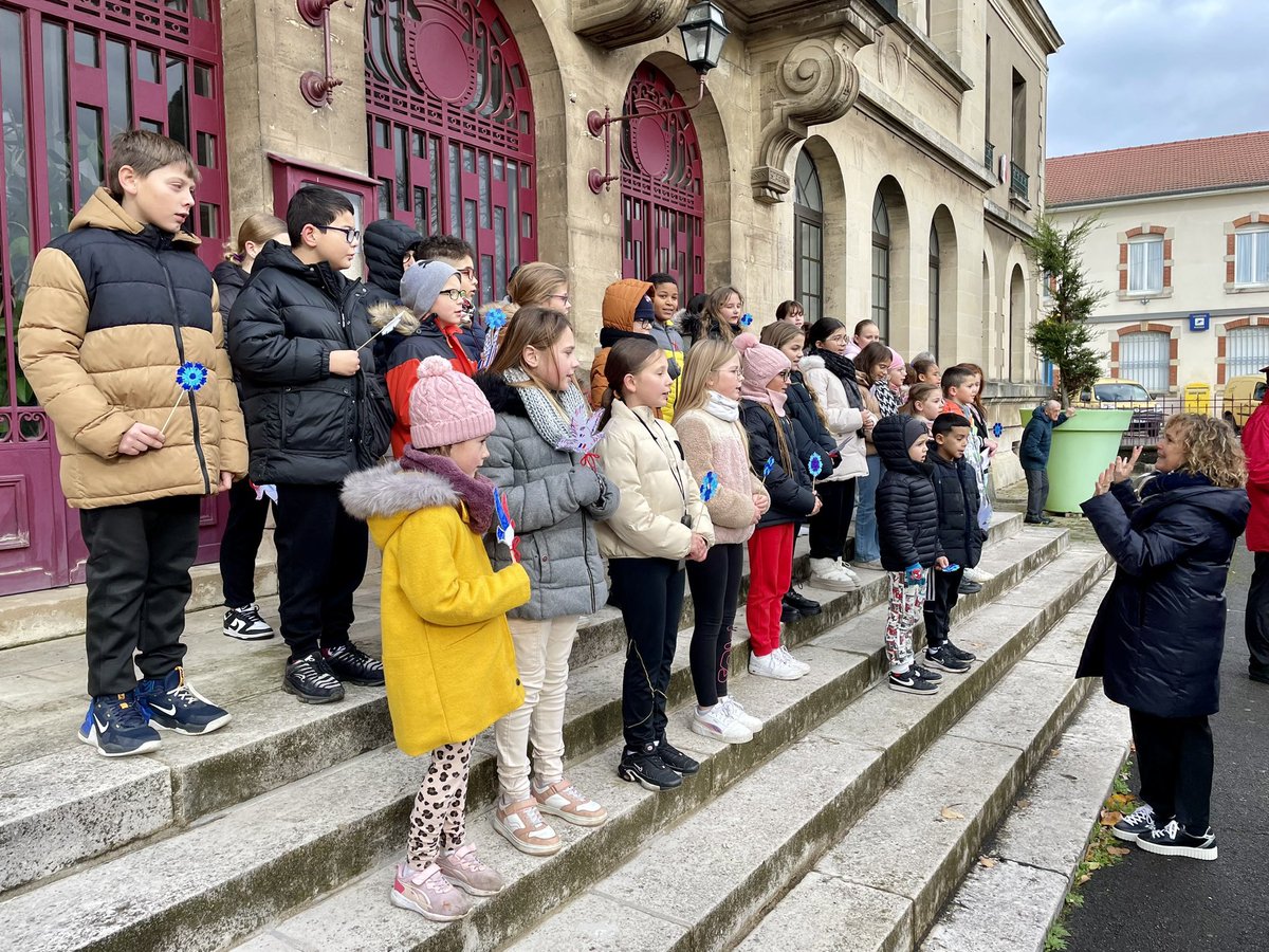 BenoitWatrin's tweet image. Commémorations du 11 novembre ce matin à Bouligny et Spincourt . Merci aux différents participants pour leurs présences.
Bravo aux enfants pour avoir aussi bien entonné la marseillaise ainsi qu’à Jules 15 ans et nouveau porte drapeau de Spincourt 👏.