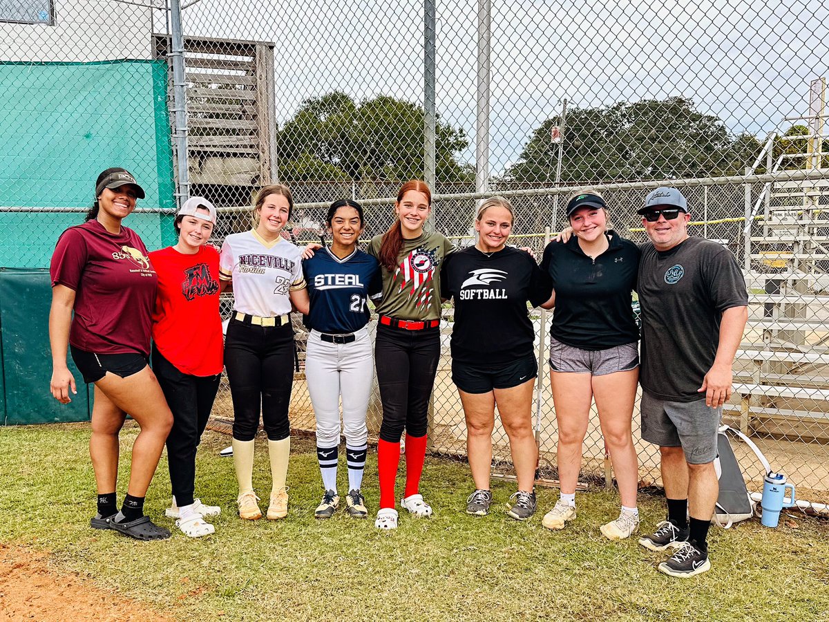bpatzig1's tweet photo. Glad to be able to teach these girls a few things and have some fun in the process! #alwayslearning #neversettle #softball #crowngloves #klutchbrand @AspenBenscoter @Kaydeneckman https://t.co/mtEJ6TpARv
