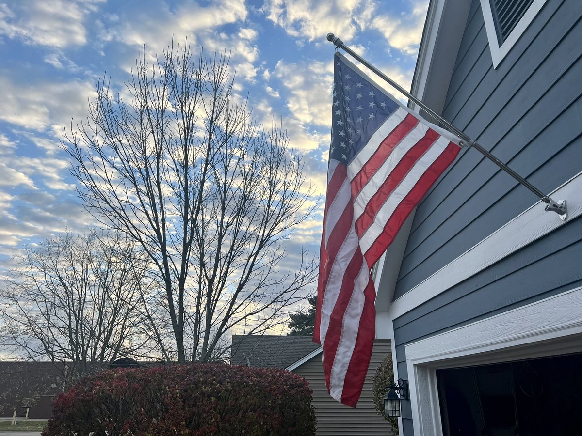 SEP_Psych's tweet photo. Happy Veterans Day! A day to honor those who sacrifice(d) for us. A special shout-out to my favorite veteran, Ivan Parker (Vietnam). https://t.co/JQVEeiQmMl