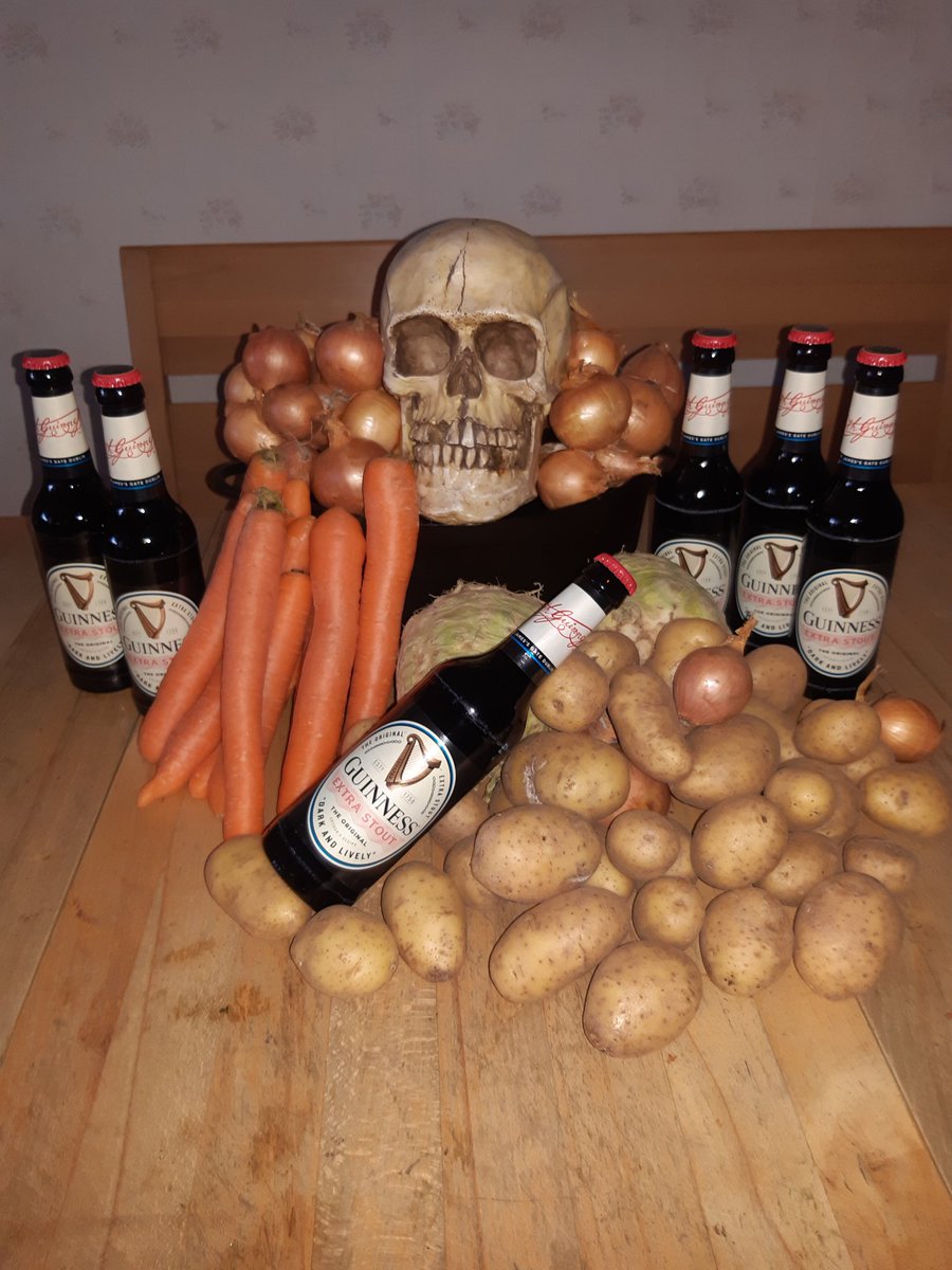 HamletderPirat's tweet photo. Arrrrr, heute ein Blick in die Kombüse. Der Smutje bereitet das Stew für die Mannschaft zu. Schmackhaftes Guinness Pub Stew und danach sechs leckere Irish Whiskey. #Guinness #whiskytasting #foodporn #whiskyporn #Smutje #Küchenchef #stew #Piraten https://t.co/D3o2UkGpQd