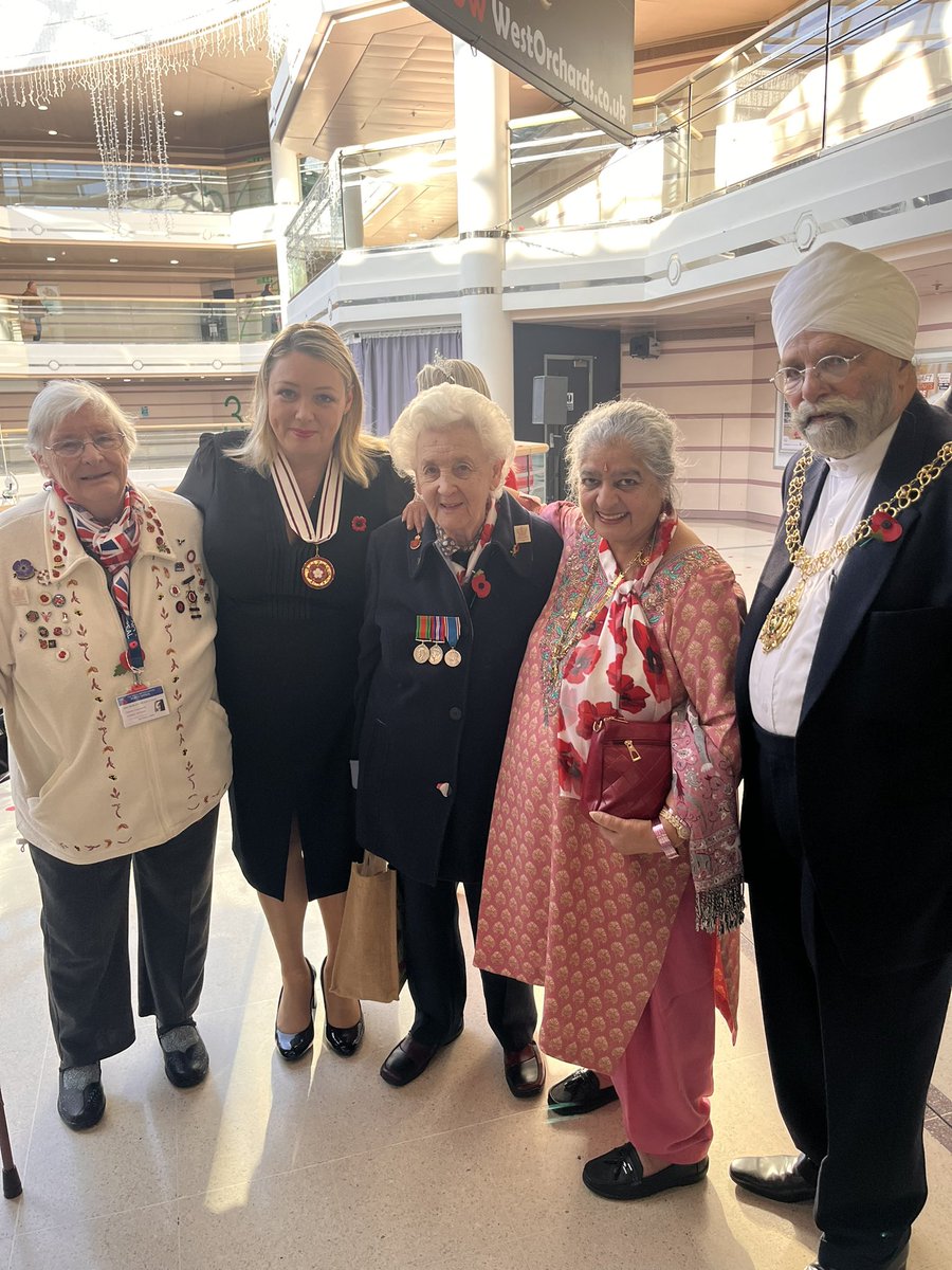 An absolute honour to represent the Lord Lieutenant @WMLieutenancy at the British Legion Number 1 branch Poppy drop and to meet wonderful recipients of the Queen’s award, We shall remember them.