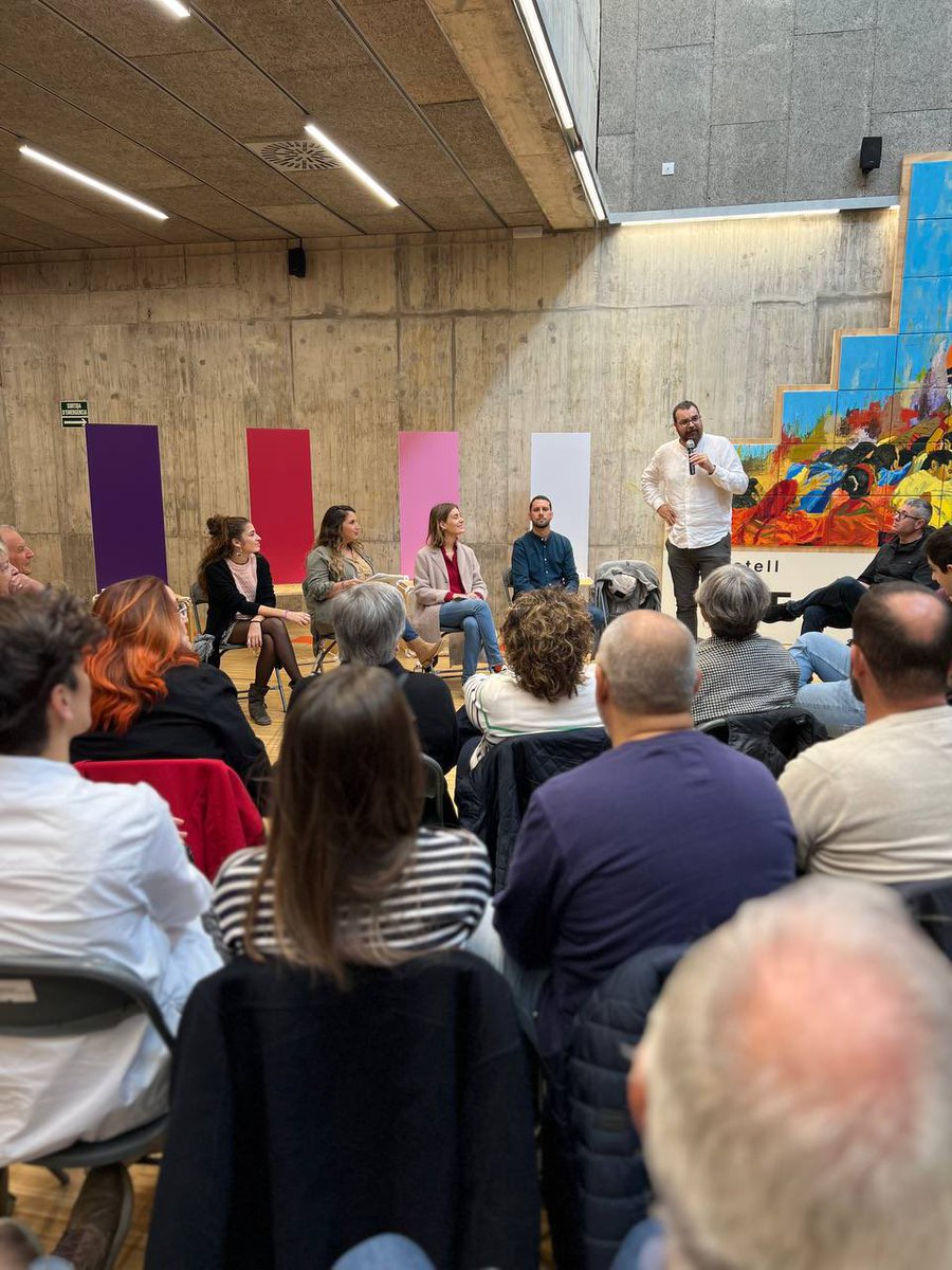 Transparència no és només votar a favor o en contra d'un acord de govern, també és explicar-lo i debatre amb les activistes sobre aquest. Ha estat un plaer fer-ho avui al #BaixLlobregat.

Continuarem recorrent Catalunya perquè tothom pugui conèixer l'acord en profunditat.