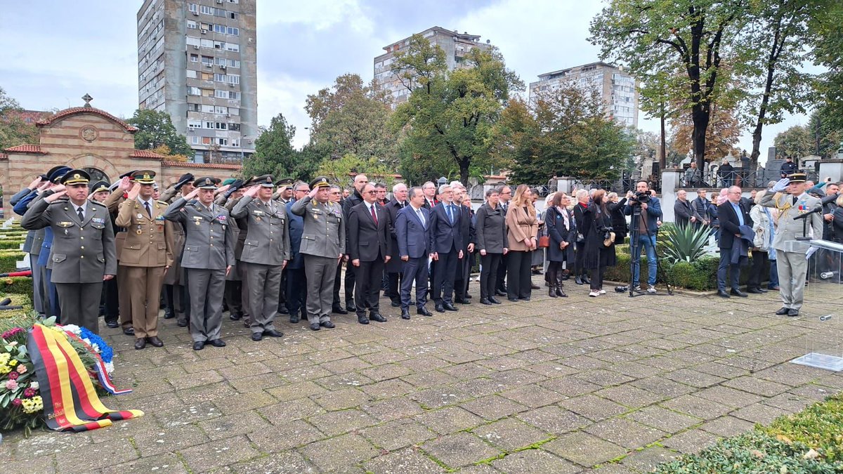 FranceenSerbie's tweet photo. Na 🇫🇷 vojnom groblju u Beogradu, obeležena je 105. godišnjica primirja u Prvom svetskom ratu. Odata je počast svim vojnicima poginulim za 🇫🇷 1914-1918, i od 11. novembra 2022.
#1GM #WW1 #FrontdOrient #11Novembre https://t.co/bBBiuSb9WI