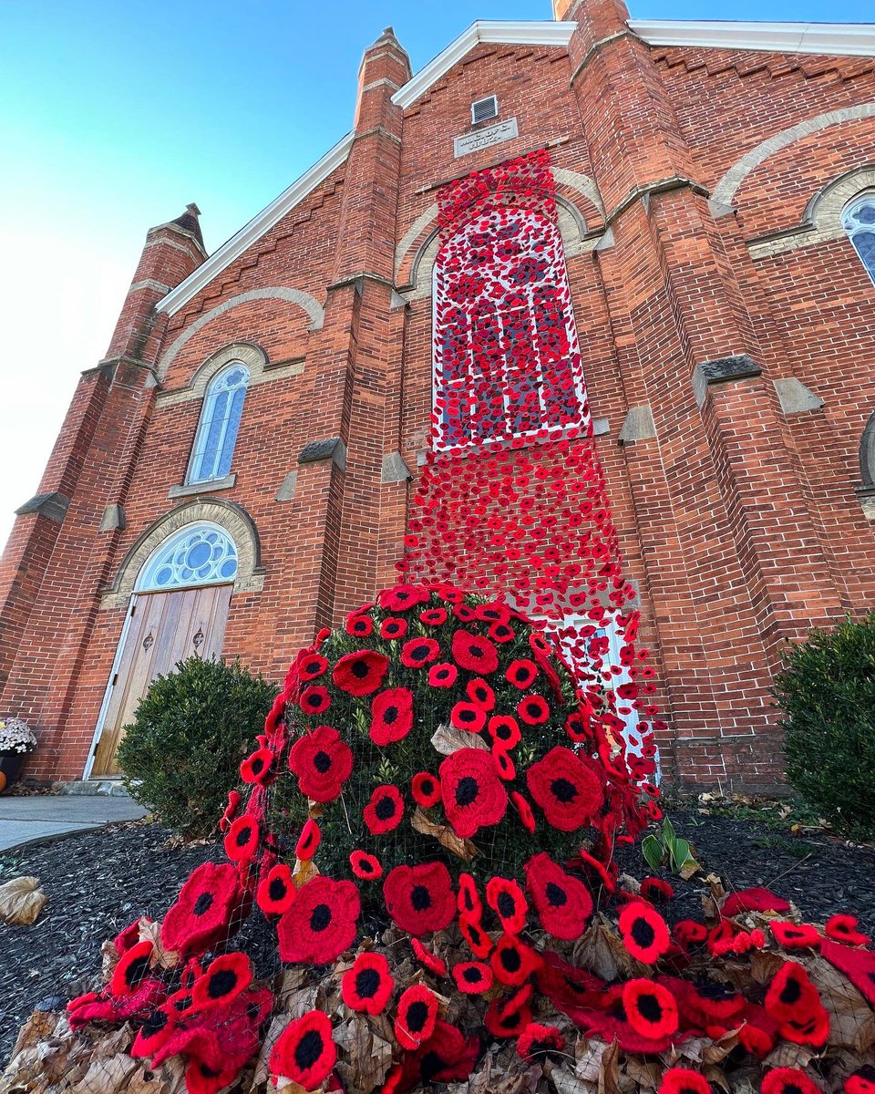 searchforsarah's tweet image. They shall grow not old, as we that are left grow old;
Age shall not weary them, nor the years condemn.
At the going down of the sun and in the morning
We will remember them. 🌹

#PoppyProject - Smithville United Church