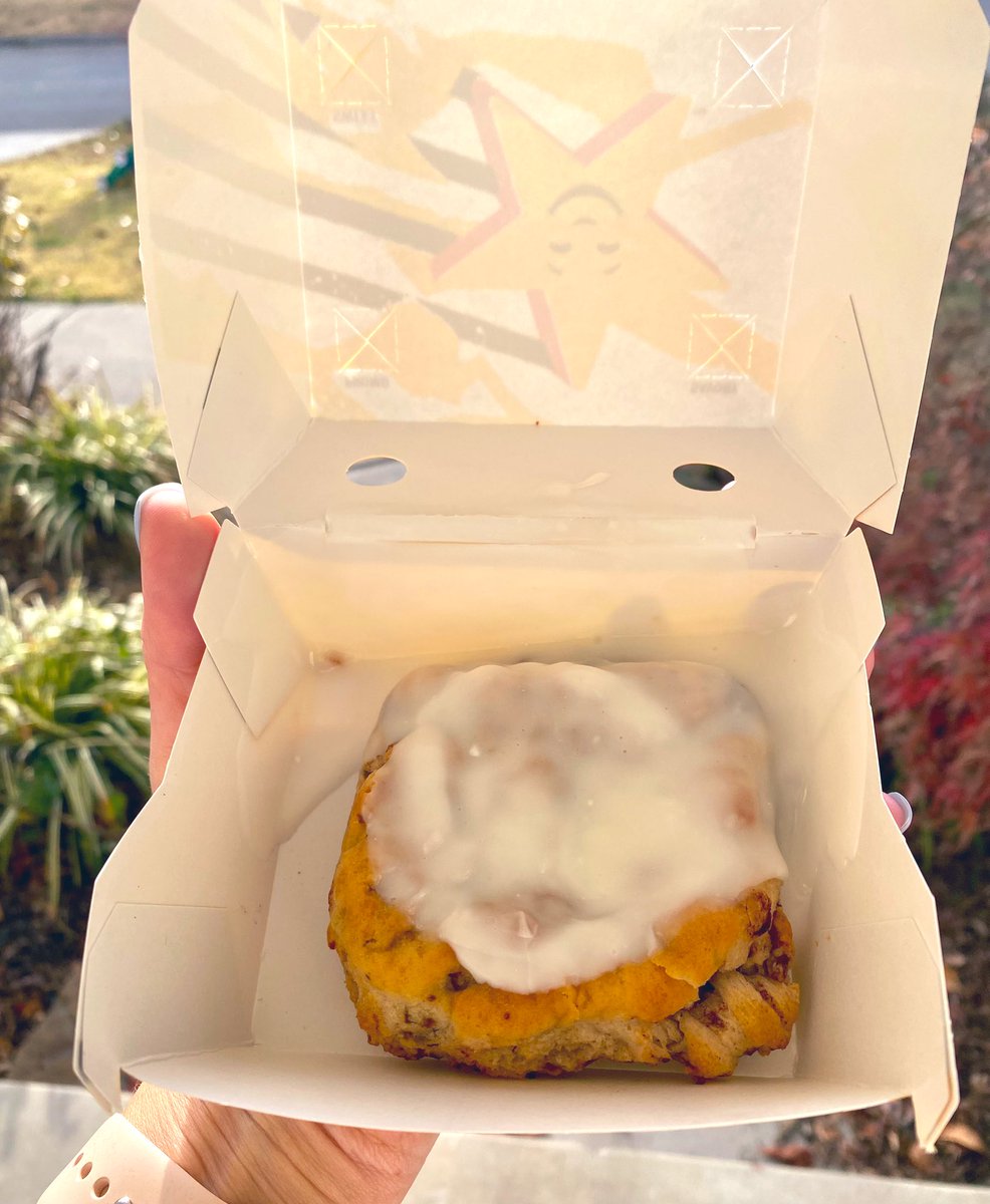 Casey_Alise's tweet photo. I only tweet about things that really matter…like @Hardees bringing back their cinnamon raisin biscuit! My world is now complete again. 🥹 https://t.co/xqL6QPIHql