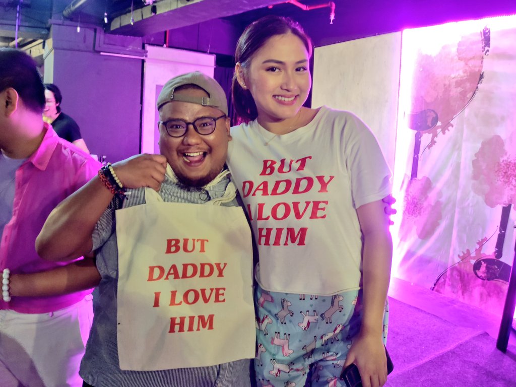 WRECKsonBernal's tweet photo. I've seen one of the best one-act plays thanks to @theatretitasph's and @juanekis' Twenty Questions #20Yearsof20Q!
The chemistry between Yumi and Jigs was so well-written, it's so natural and humorous without losing grasp of the story.
The cast's performance was sooo goooood!! https://t.co/2Xbf8RIkNB