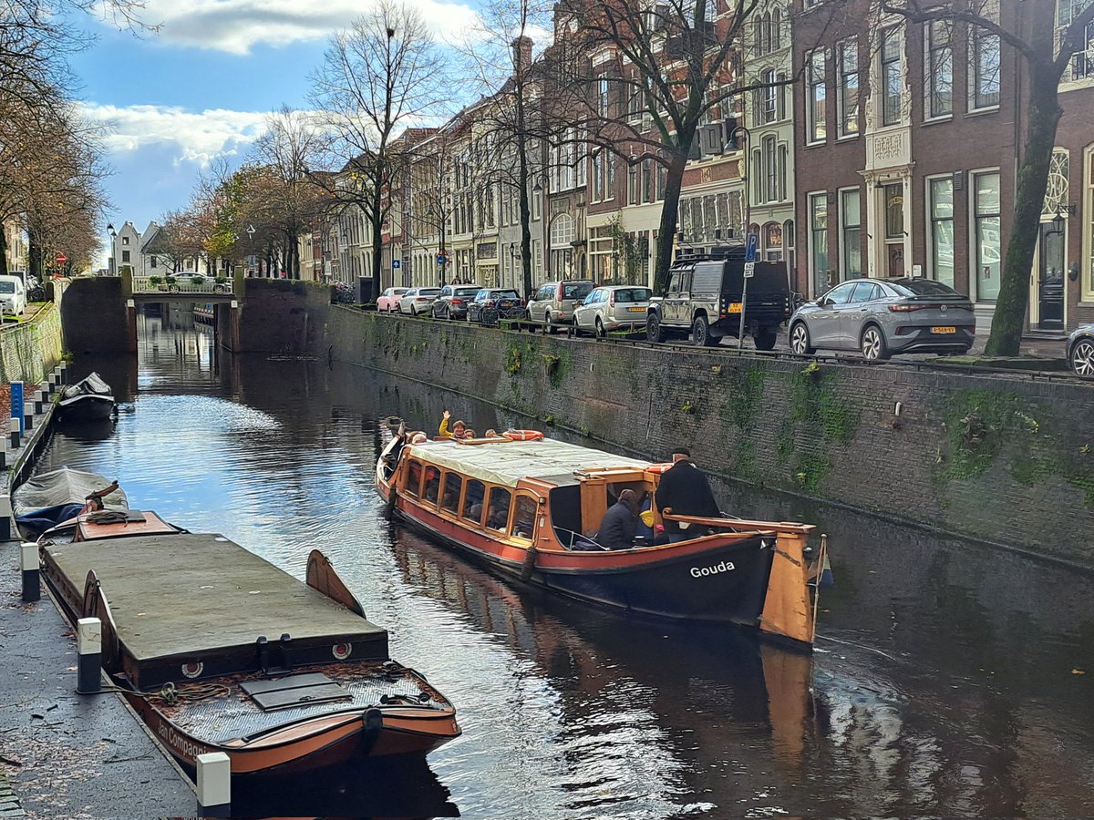 Onderdeel van de cursus Goudologie is o.a. een rondvaart over het Goudse water. Na 2 uur les gaan we met de Jan Salie het water met een laatste afdronk in het IJsselhuis.