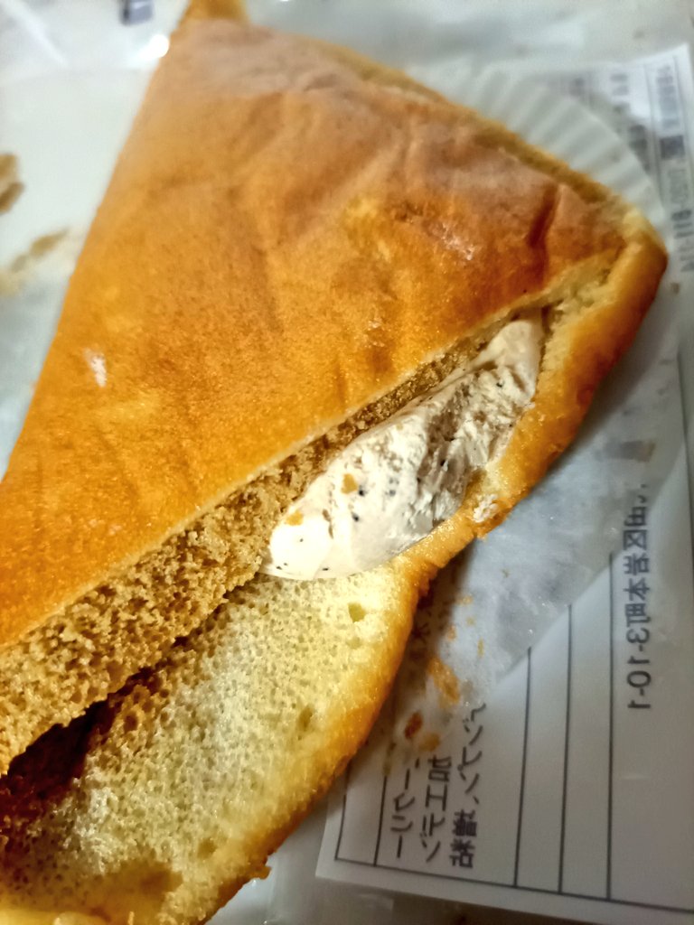 37f2182979514ff's tweet photo. スーパー購入　山崎製パン
キャレ・プリエ

なるほどなるほど　そうきましたか

スポンジ生地はシットリしてコーヒー風味がする
それにグラニュー糖を纏って地味に食感に貢献している

クリームは甘過ぎず硬めのコーヒークリームで生地にとても合っている

喫茶気分て書いてるがシリーズ展開するのか？ https://t.co/Cp5DMDXe38