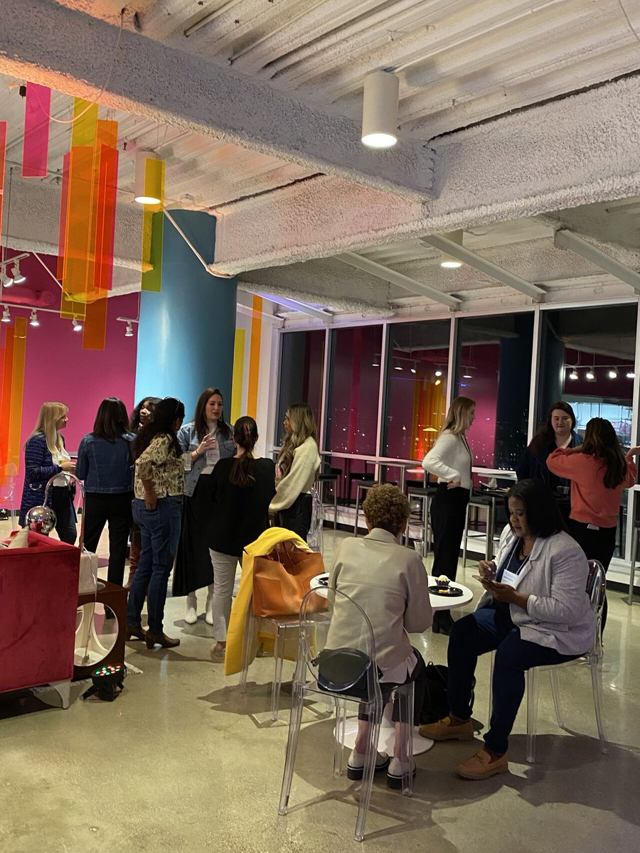 #WIRLC members gathered in #Dallas last week at <a href="/DallasMarket/">Dallas Market Center</a> Center! 🥂💗 Cheers to happy hour &amp; networking hosted by Jeannie Barsam and Angie Eckelkamp! 🙌 Connect with executive-level women leaders in retail at our next regional meetups ➡️ ow.ly/Vebf50Q6n82 #womenwholead