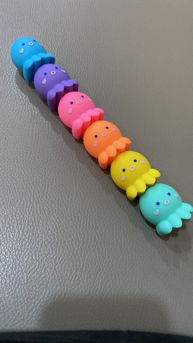 veimichsu's tweet photo. Ke dokter gigi dan dikasih hadiah stabilo cumi-cumi rainbow gini 🐙🐙

Yaampun senangnya~ https://t.co/vylsYUIyUJ