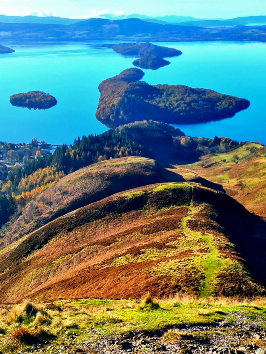 Today was the kind of crisp clear Autumn day for getting up early and heading out of the city for a bit. This was the view from Conic Hill at Balmaha across the islands of Loch Lomond to the distant Firth of Clyde.

#glasgow #scotland #lochlomond #visitscotland #scottishlandscape