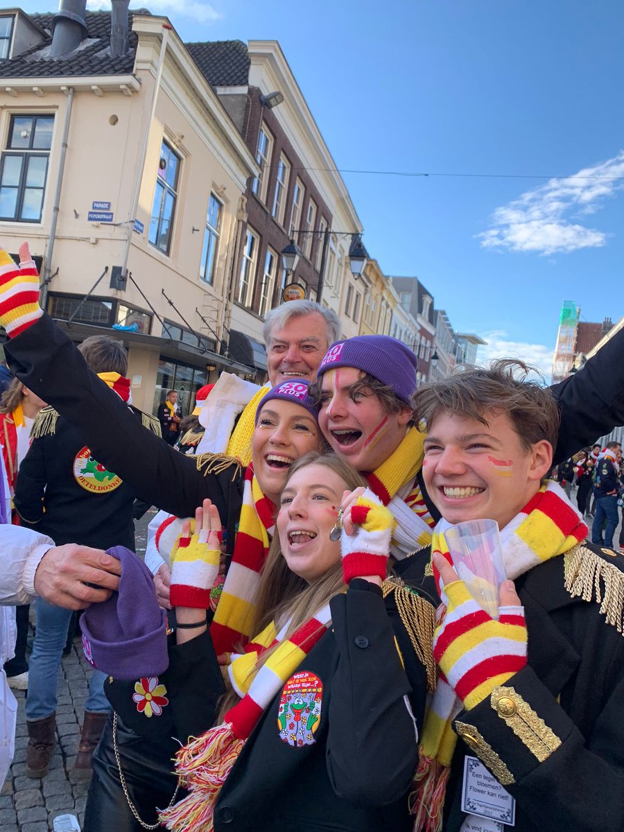 In het feestgedruis van #Oeteldonk campagne voeren voor een goed #pensioen, #AOW, en gratis #OV, valt ook bij jongeren in goede aarde. 

Geen gratis bier maar wel de aandacht van een genietende <a href="/MvRooijen/">Martin van Rooijen</a> samen met lijsttrekker <a href="/gvhooft/">Kand. Lijsttrekker 50PLUSpartij TK 2025</a>. 

#stem50PLUS!
#Alaaf #DenBosch