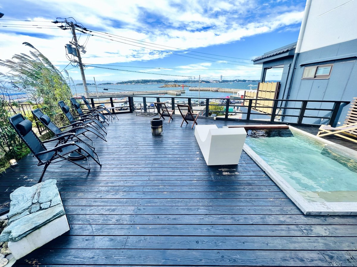 人生初の日間賀島にてサウナサークルの皆でKINOSUKE(きの助)サウナ🧖🏻🌴

11:30〜14:30の事前予約枠3時間で目一杯楽しんだ☺️

新進気鋭でスタイリッシュなサウナ室(セルフロウリュすると熱々🔥&amp;サ道のドラマで使われているようなチル系BGM🎵)に三河湾を望める外気浴スペースで完全に決まった🤩✨