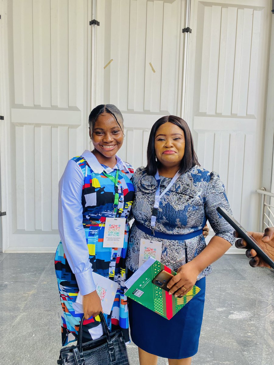 OziohuGrace's tweet image. One of our Esteemed speakers 
Dr Linda Oghenekaro : AI and the Future of Cyber Security in Guarding the Digital Realm
Met a Front end developer @Code_Divine 
My Big Sis in Tech @Omofumike 

@gdgcloudph 
#DevFest #DevFest2023 #DevFestPH2023 #gdgcloudph #DevFestPortHarcourt
