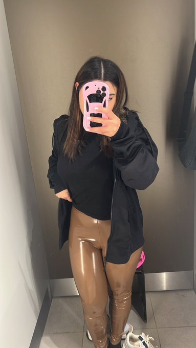 Trebuia sa ii cumpar ? https://t.co/JqtOrZj2fP